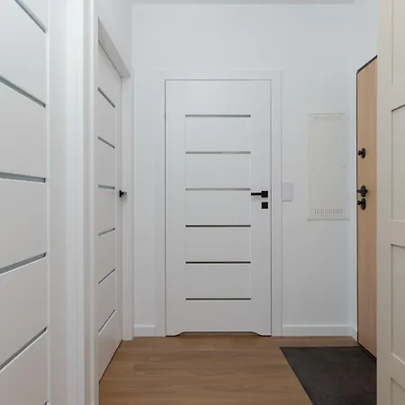 Family In With Parking And Playground By Renters Apartment *